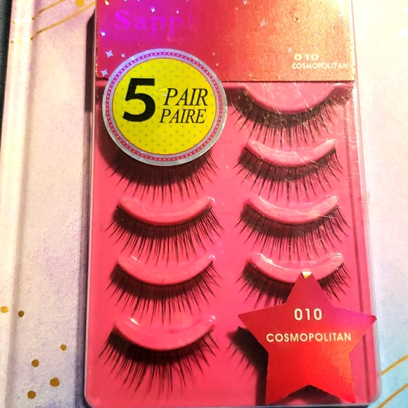 Cosmopolitan faux lashes - Picture 1 of 2